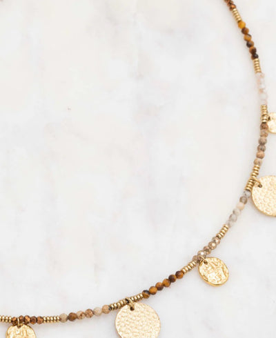 Collier avec ses pampilles martelées