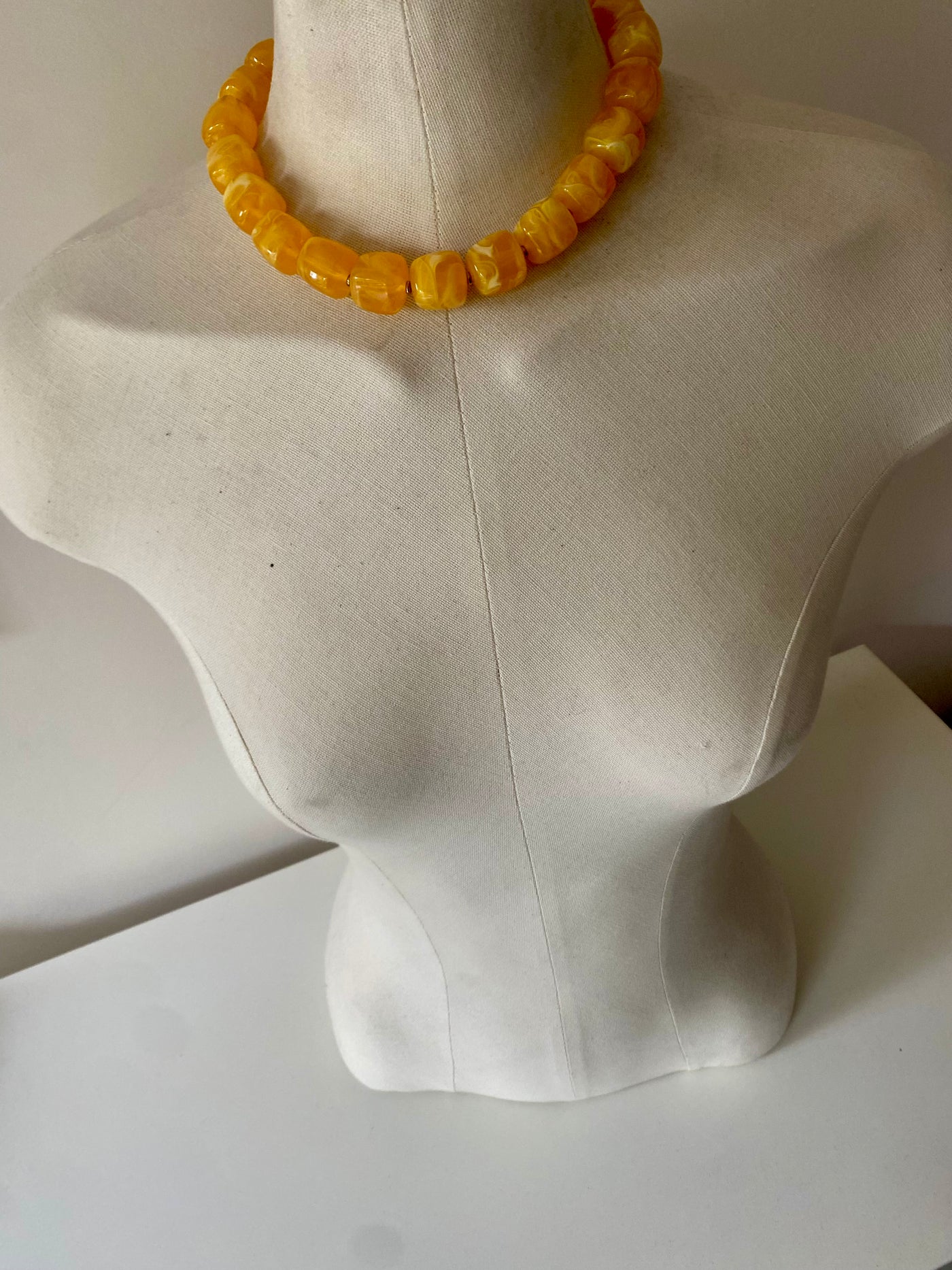 Collier en perles de résine Doré-jaune